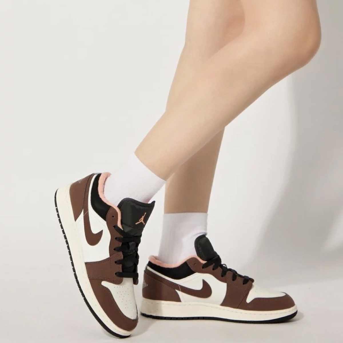 Подростковые кроссовки  Jordan 1 Low "Mocha" GS