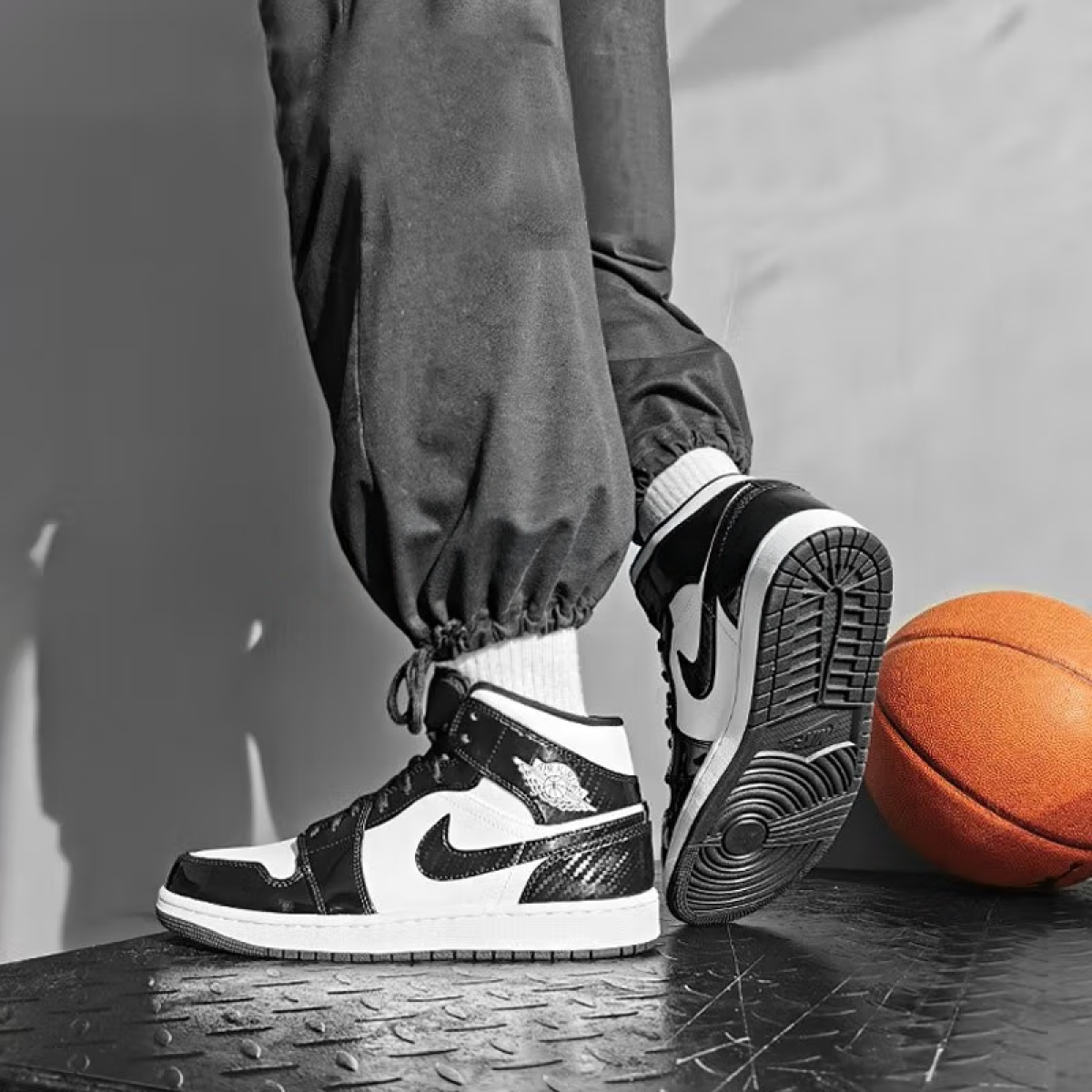 Подростковые кроссовки Air Jordan 1 Mid SE "All-Star Weekend 2021"  Black/White GS