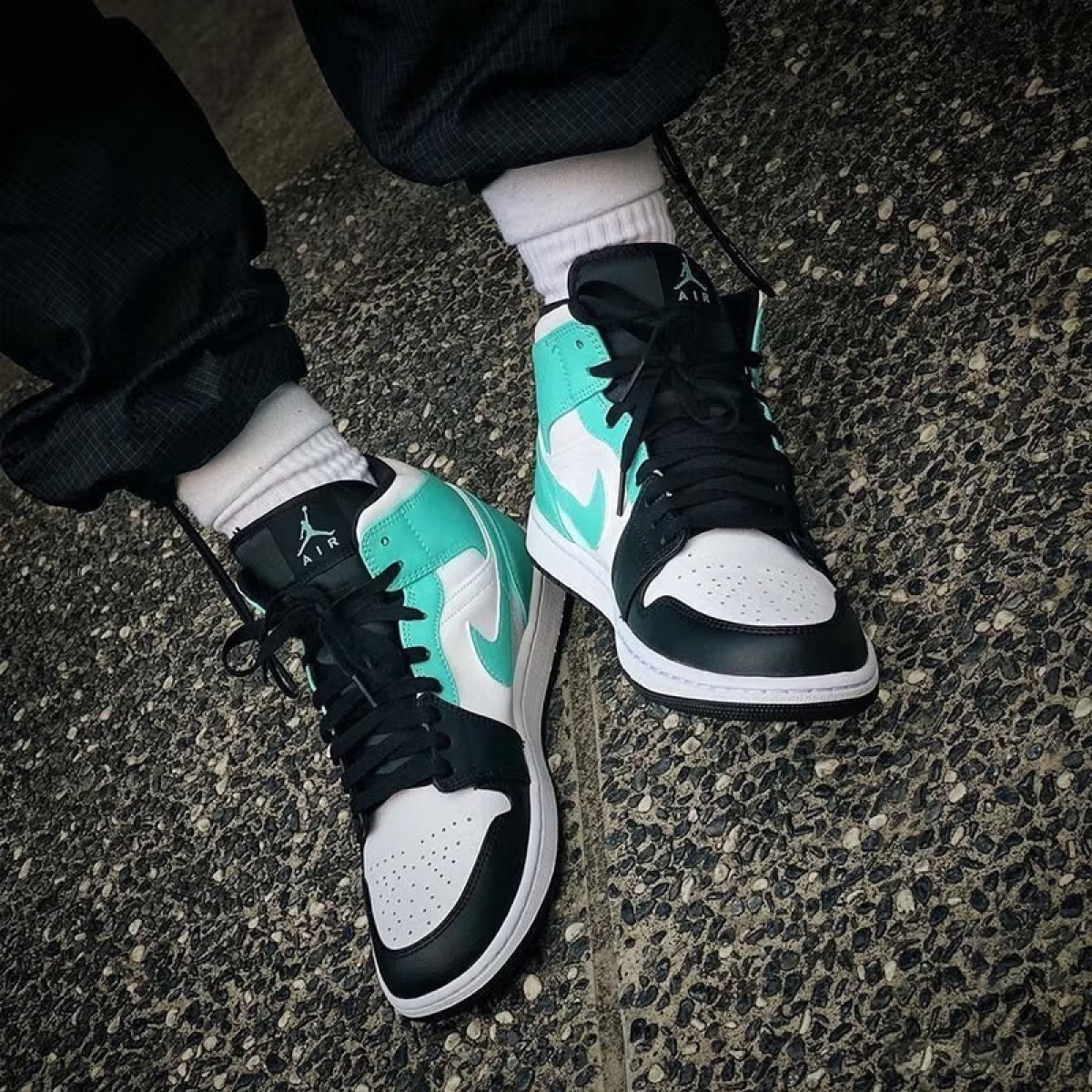 Подростковые кроссовки Jordan 1 Mid Tropical Twist Igloo GS