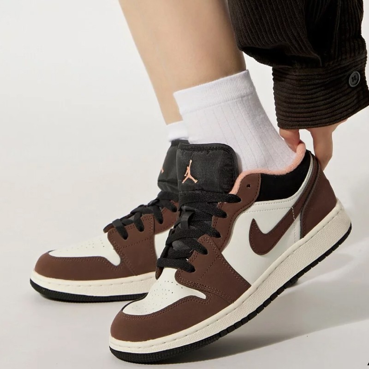 Подростковые кроссовки  Jordan 1 Low "Mocha" GS
